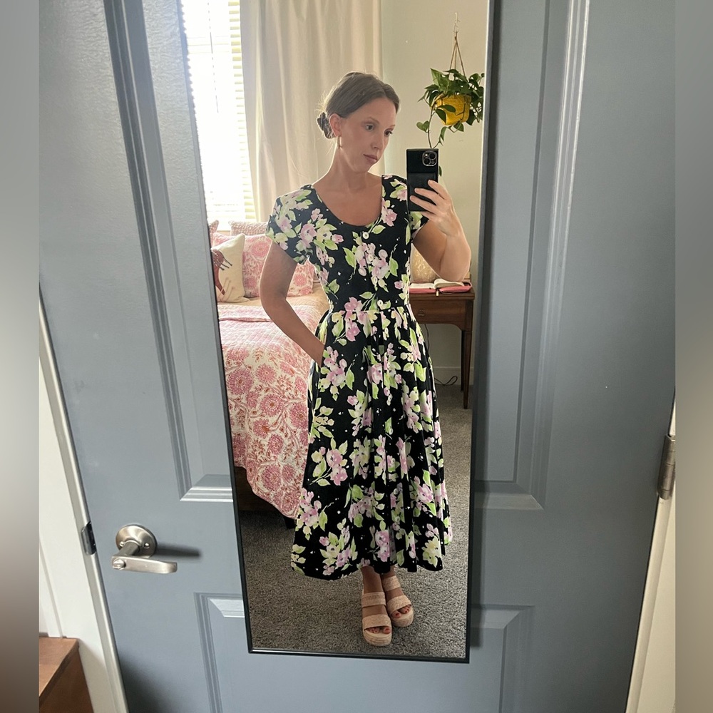 Stunning vintage black floral midi dress. A-line. Fitted waist and flares out.